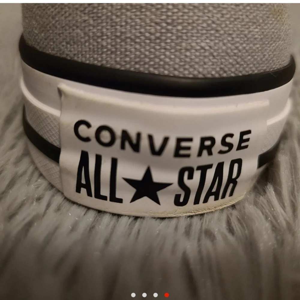 All star gray and shiny pink high top converse with gray shoe laces - Picture 4 of 4